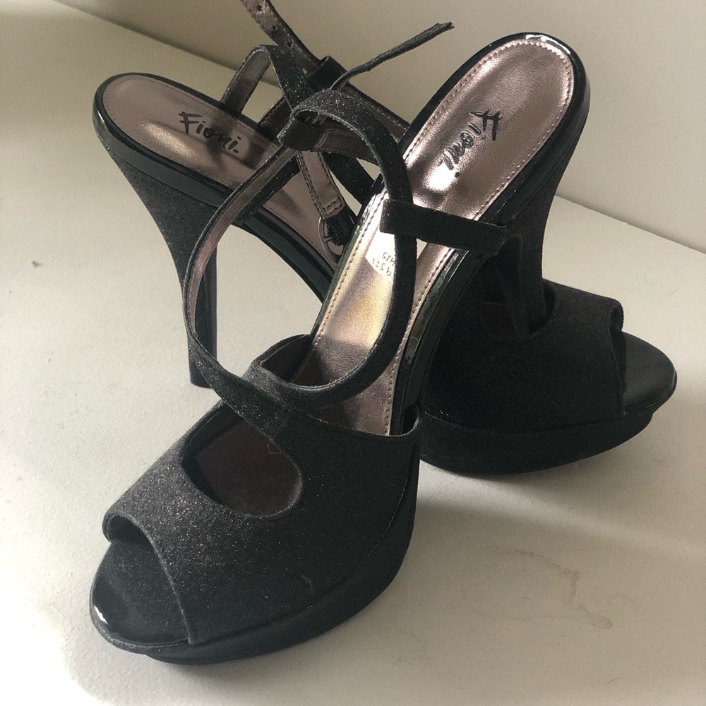 Fioni strapped heel